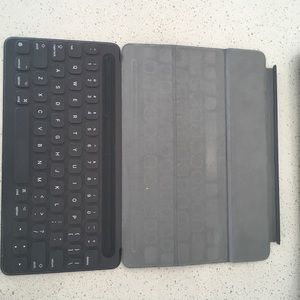 Apple Original iPad smart keyboard Case 9.7”